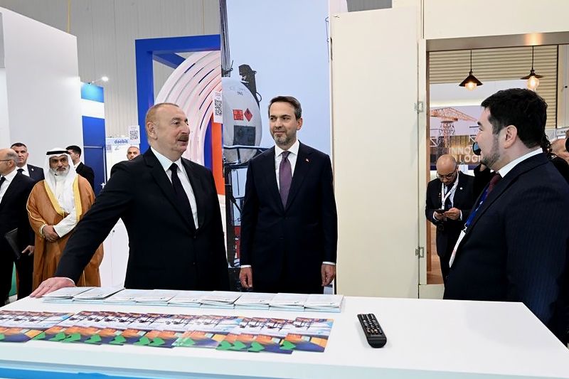 阿塞拜疆总统伊利哈姆·阿利耶夫参观巴库展会的中部运输走廊展位